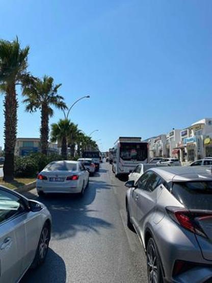 Bodrumda su isale hattı patladı, cadde suyla doldu