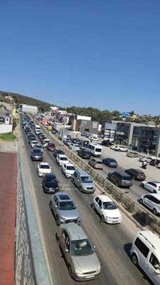 Bodrumda su isale hattı patladı, cadde suyla doldu