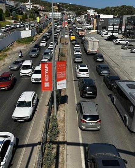 Bodrumda su isale hattı patladı, cadde suyla doldu