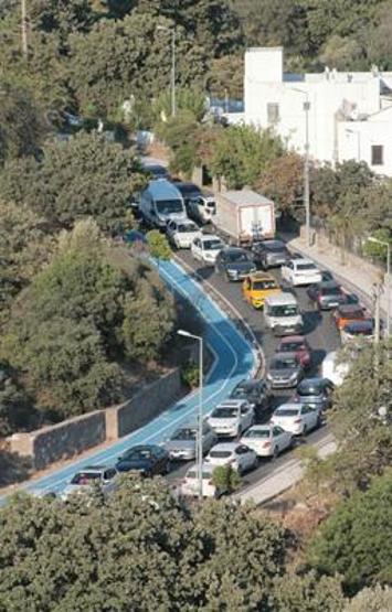 Bodrumda su isale hattı patladı, cadde suyla doldu