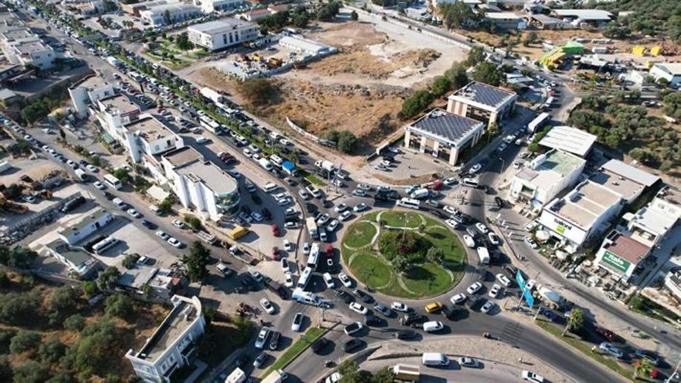 Bodrumda su isale hattı patladı, cadde suyla doldu