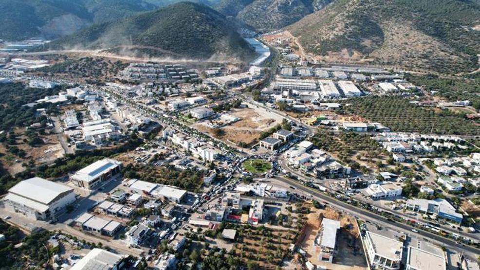Bodrumda su isale hattı patladı, cadde suyla doldu