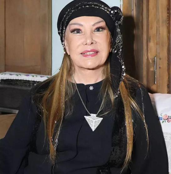 81 yaşında bıçak altına yatmıştı Bedia Akartürk estetik sonrası ilk kez sahnede