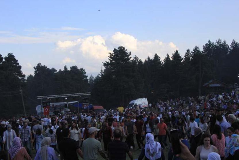 Yüzlerce insanın katıldığı Gevrek Festivalinde horonun muhteşem uyumu havadan görüntülendi