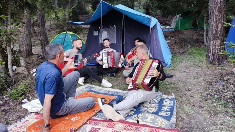 Yüzlerce insanın katıldığı Gevrek Festivalinde horonun muhteşem uyumu havadan görüntülendi