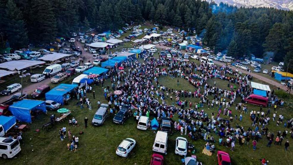 Yüzlerce insanın katıldığı Gevrek Festivalinde horonun muhteşem uyumu havadan görüntülendi