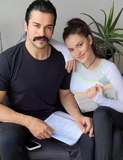 Burak Özçivit oğluyla havuz keyfi yaptı