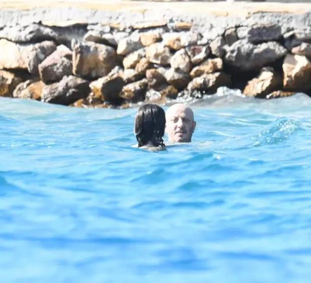 Serkan Keskin ve Meriç Aral çifti ön balayında