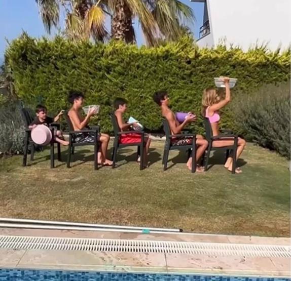 Çağla Şıkel her gün bu manzaraya uyanıyor... Yazlıkçılık kazanacak