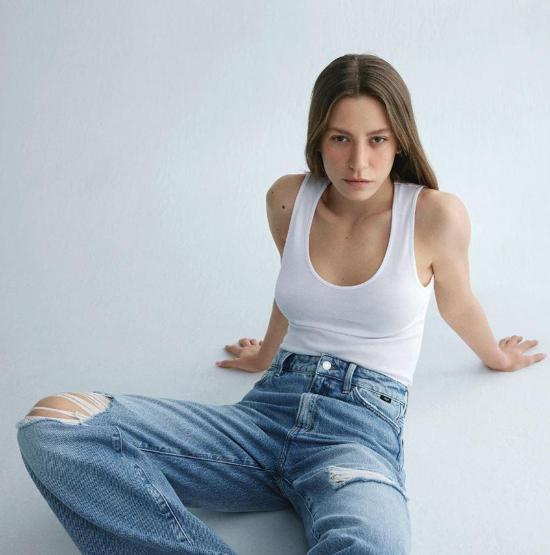 Serenay Sarıkayadan araba pozu