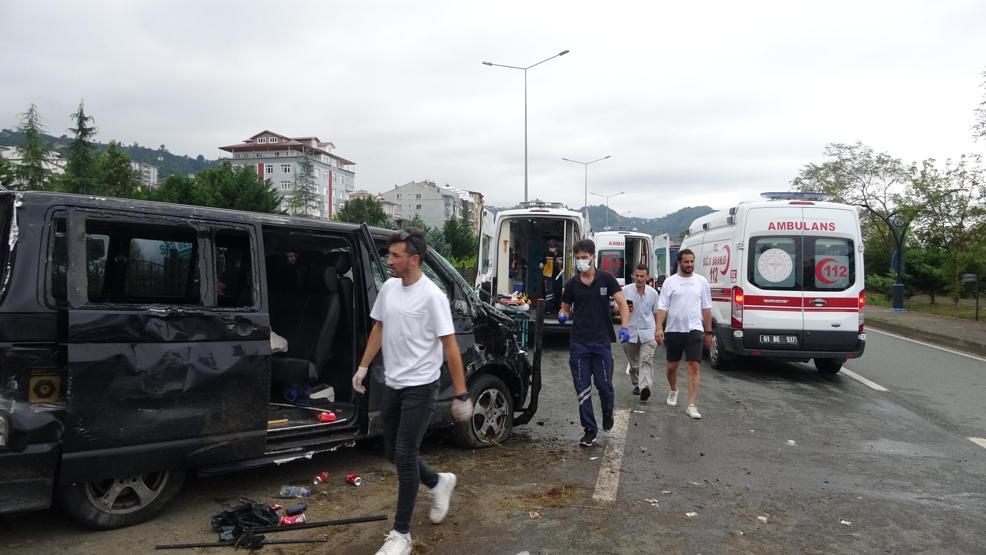 Trabzonda turistleri taşıyan minibüs devrildi: 3ü ağır 6 yaralı