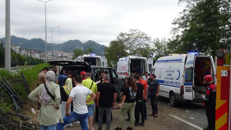Trabzonda turistleri taşıyan minibüs devrildi: 3ü ağır 6 yaralı