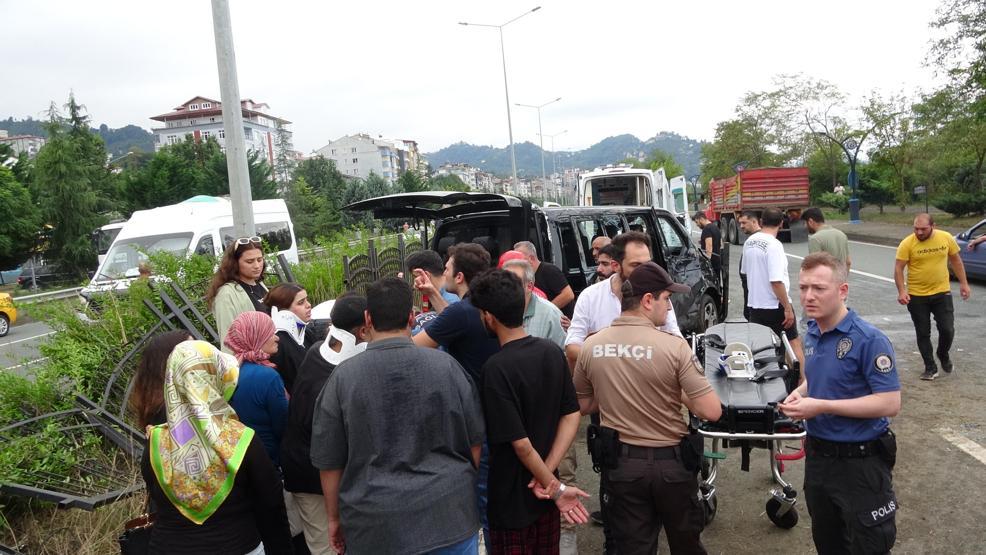 Trabzonda turistleri taşıyan minibüs devrildi: 3ü ağır 6 yaralı
