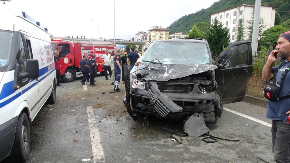 Trabzonda turistleri taşıyan minibüs devrildi: 3ü ağır 6 yaralı