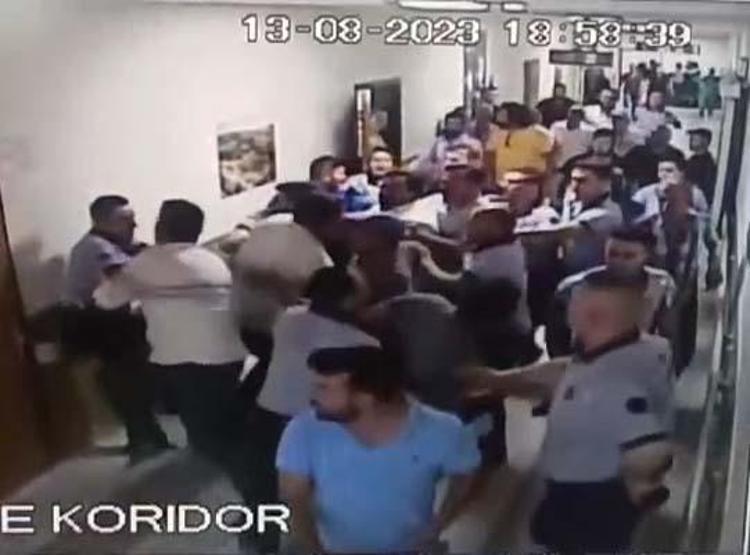 Hasta yakınları güvenlik görevlilerini darbetti; o anlar kamerada
