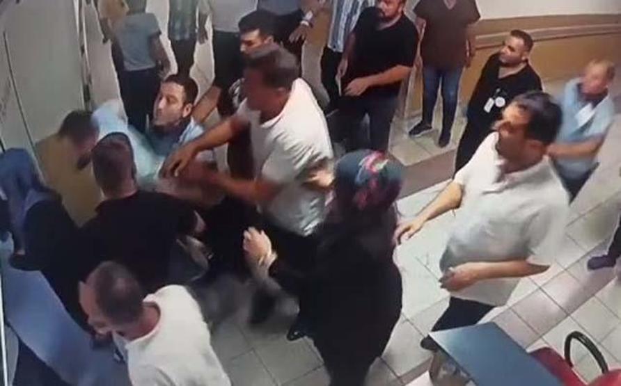 Hasta yakınları güvenlik görevlilerini darbetti; o anlar kamerada