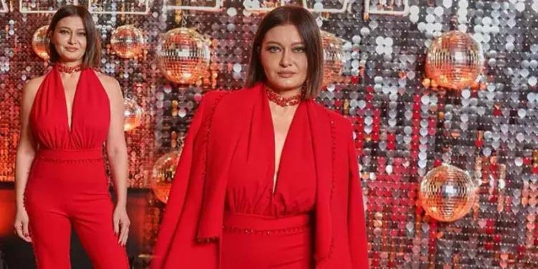 Verdiği kilolarla dikkat çeken Nurgül Yeşilçay merdivenlere uzanarak poz verdi
