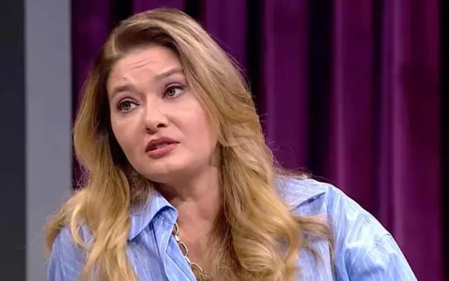 Verdiği kilolarla dikkat çeken Nurgül Yeşilçay merdivenlere uzanarak poz verdi