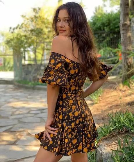 Verdiği kilolarla dikkat çeken Nurgül Yeşilçay merdivenlere uzanarak poz verdi