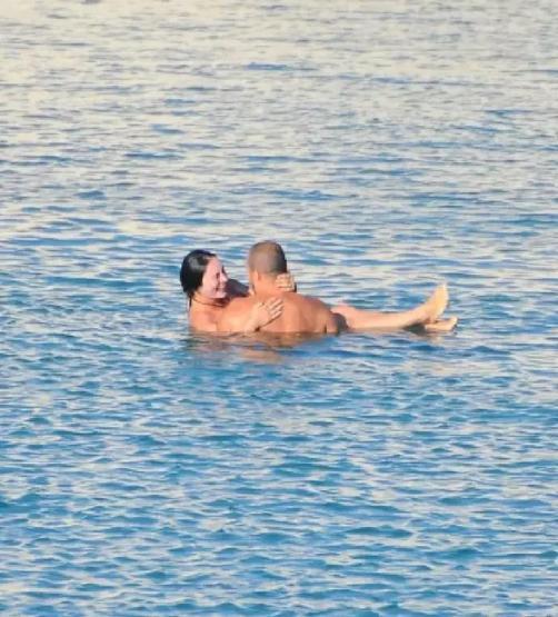 Ezgi Mola ve Mustafa Aksakallının kahkahaları plajda yankılandı