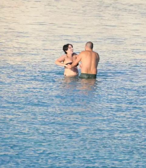 Ezgi Mola ve Mustafa Aksakallının kahkahaları plajda yankılandı