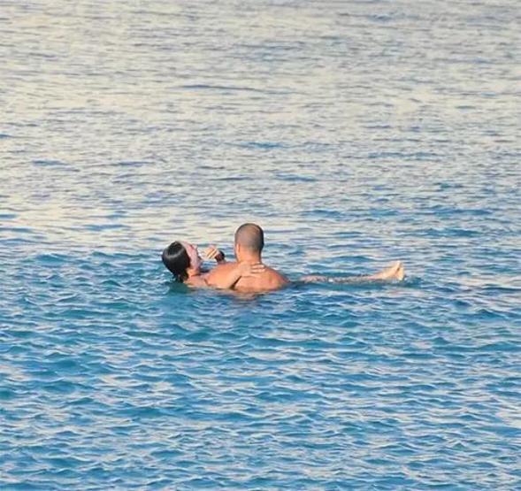 Ezgi Mola ve Mustafa Aksakallının kahkahaları plajda yankılandı