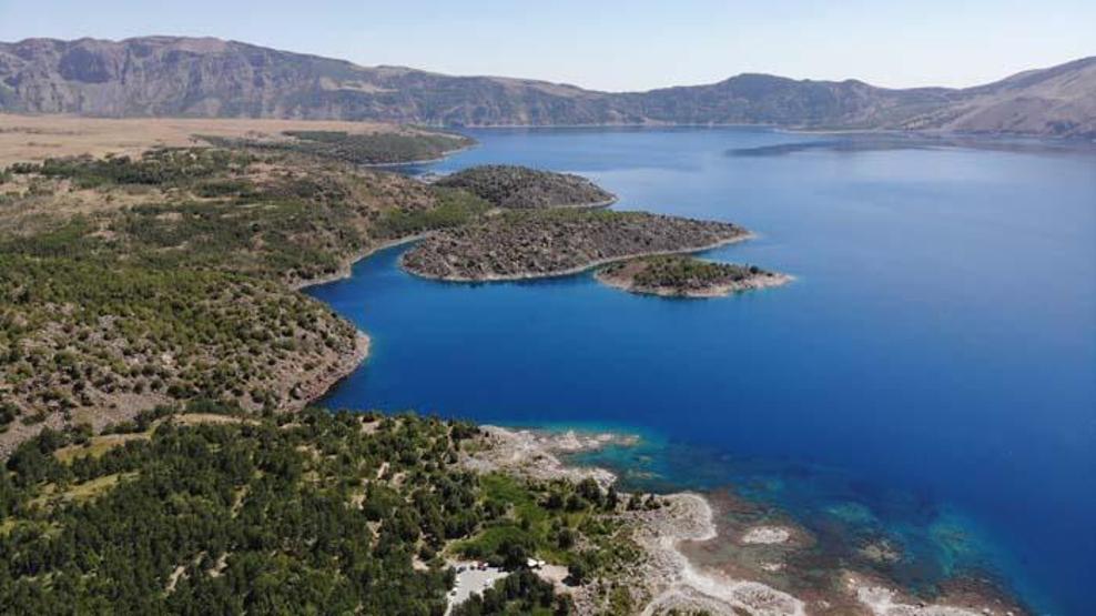 Sıcaktan bunalan vatandaşlar Nemrut Krater Gölü’ne akın etti
