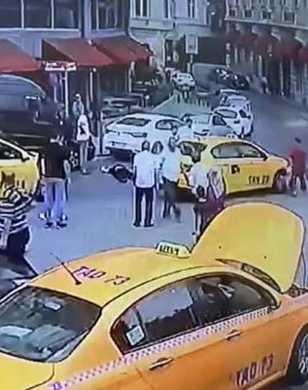 İstanbulda kısa mesafe cinayeti kamerada: Taksicinin öldüresiye dövdüğü adam öldü