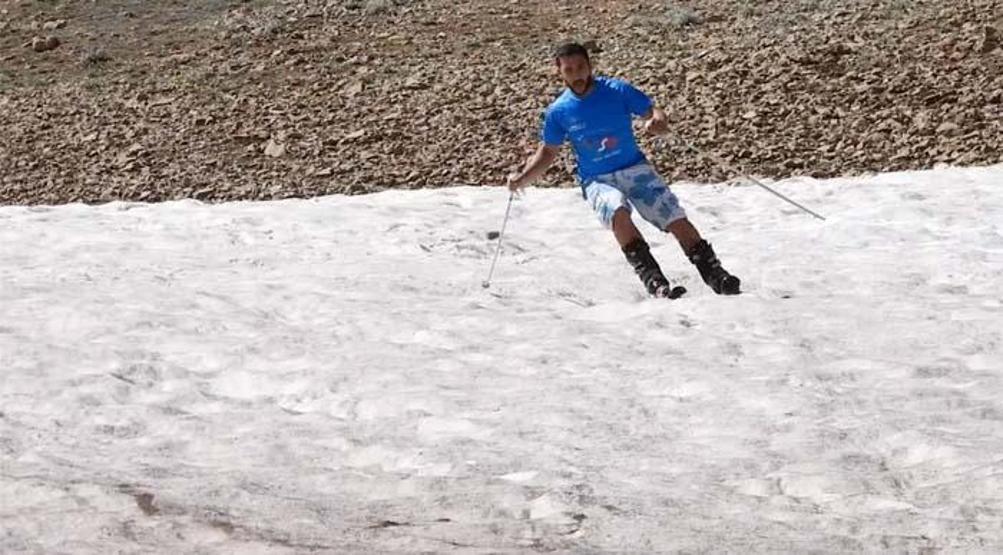 Ağustos ayında karda kayak keyfi