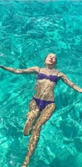 Burcu Esmersoy serin sulara atladı