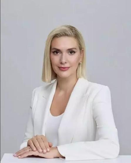 Bergüzar Korel imajını tazeledi İşte sarışın Bergüzar Korel