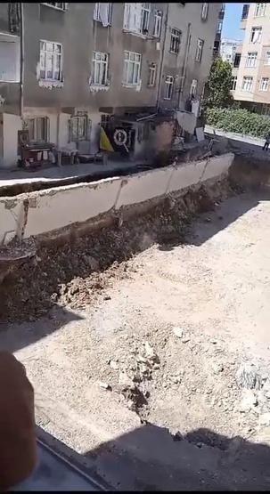 Küçükçekmecede istinat duvarı çöktü