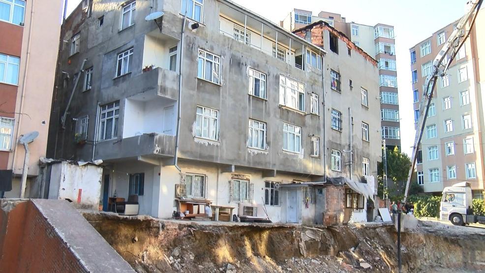 Küçükçekmecede istinat duvarı çöktü