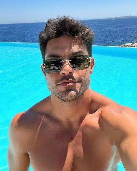 Mehmet Dinçerler takipçisinin yorumuna kayıtsız kalamadı Aslan burcu iticiliği düşman başına