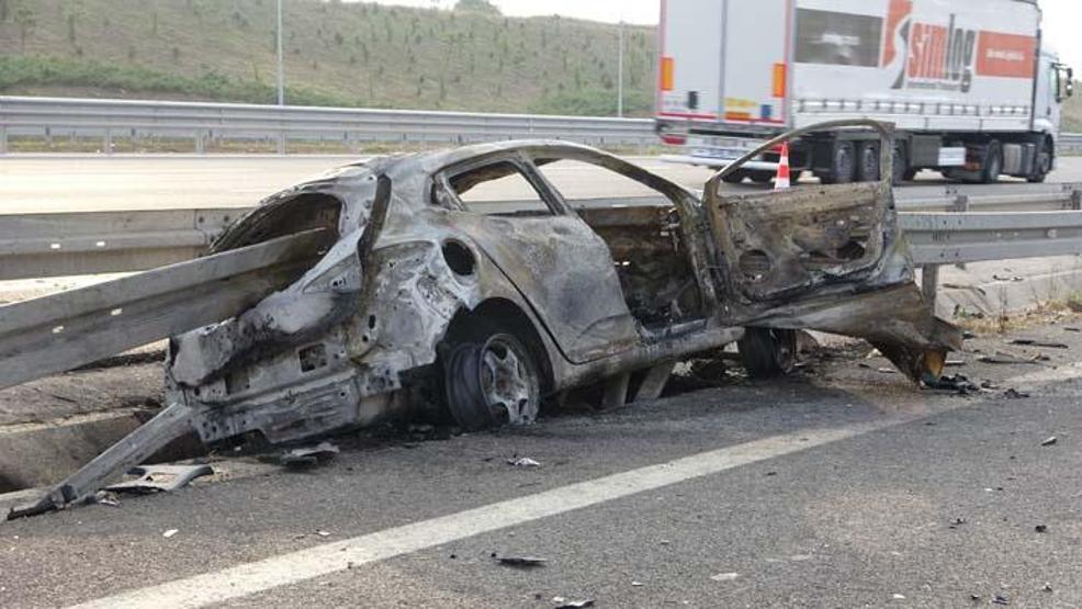 Bariyerin önünden girip arkasından çıktığı otomobil alev aldı: 2 ölü, 1 yaralı