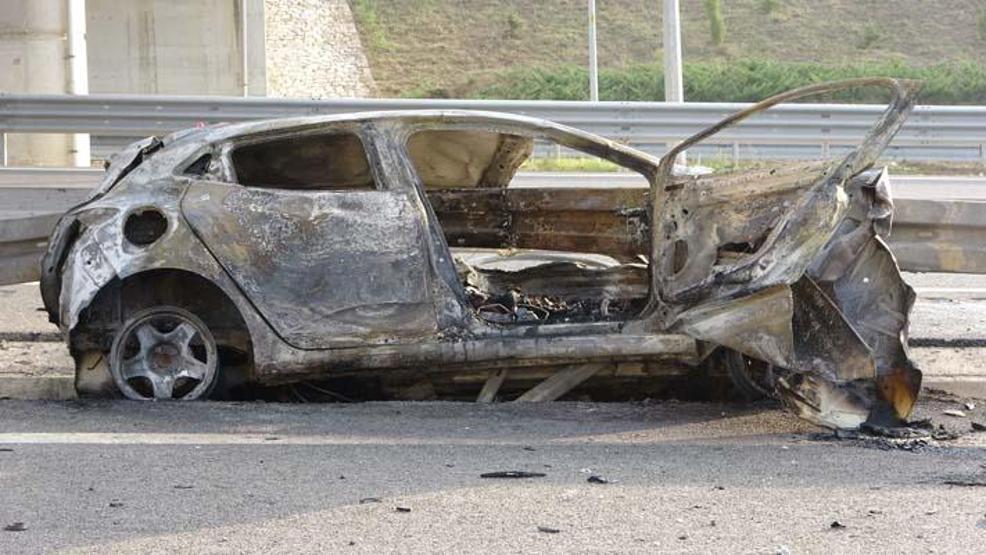 Bariyerin önünden girip arkasından çıktığı otomobil alev aldı: 2 ölü, 1 yaralı