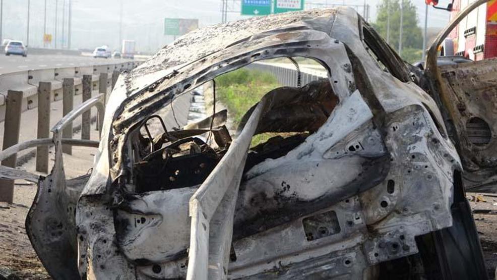 Bariyerin önünden girip arkasından çıktığı otomobil alev aldı: 2 ölü, 1 yaralı