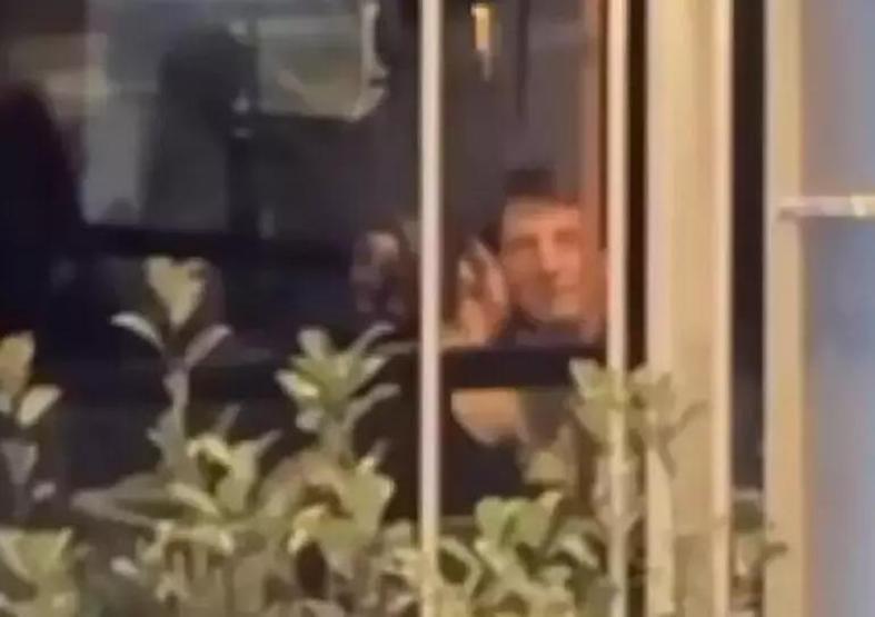 Kaya Çilingiroğlu sevgilisiyle Bodrumda El ele yürüdüler