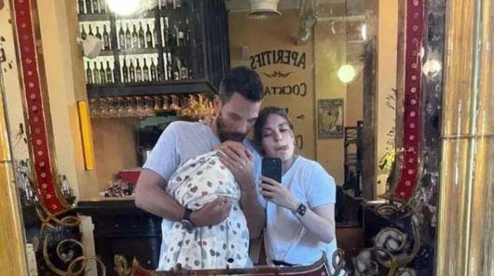 Çiçeği burnunda anne Aslı Enver’den mutluluk pozu