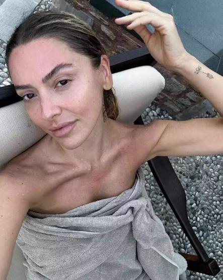 Makyajsız fotoğrafını paylaşan Hadiseden imalı açıklama