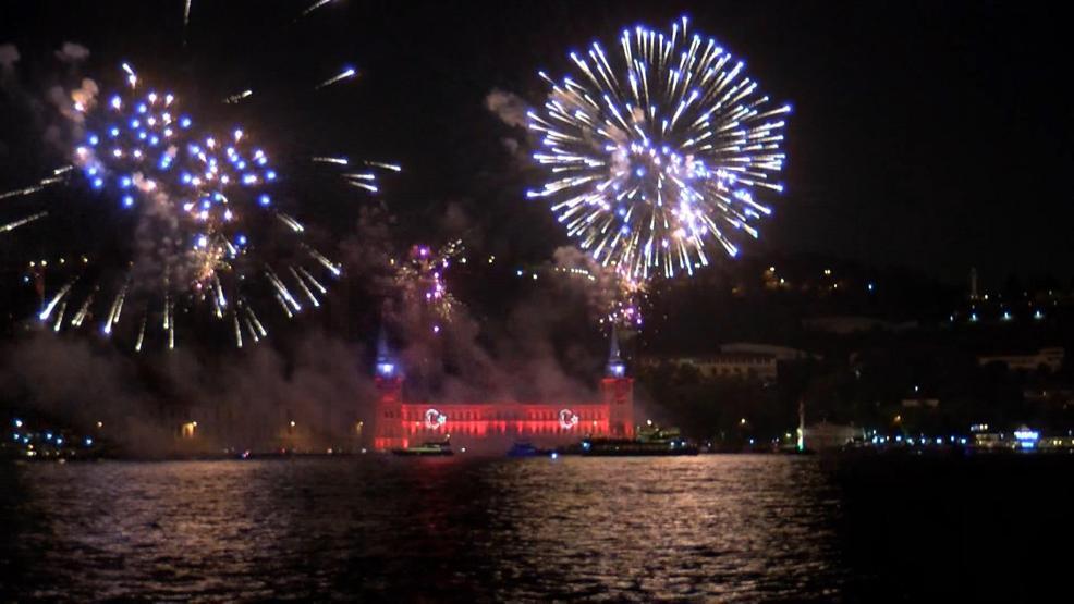 İstanbul Boğazı’nda havai fişek gösterisi