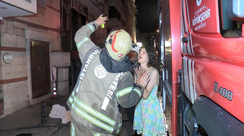 Fatihte 5 katlı otelde yangın paniği: 40 kişi tahliye edildi