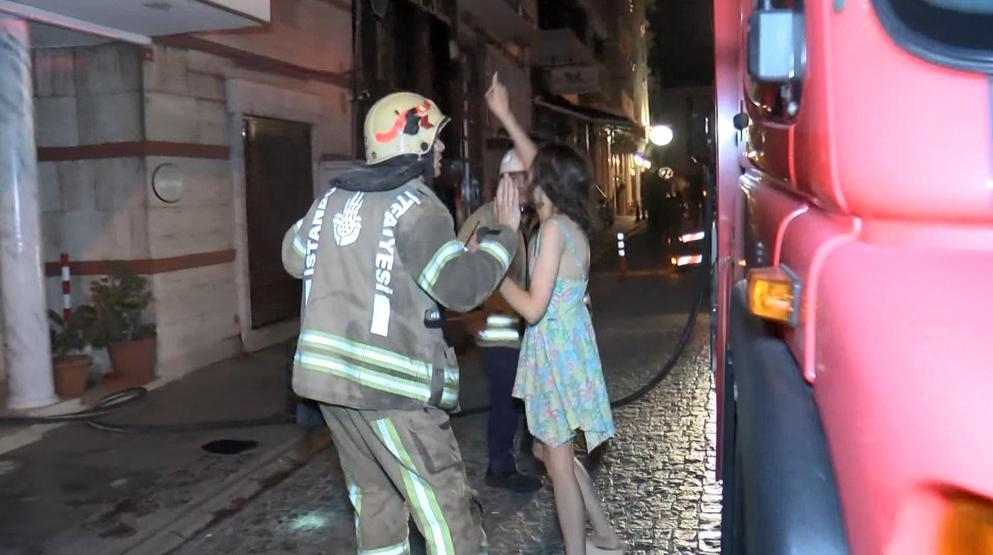 Fatihte 5 katlı otelde yangın paniği: 40 kişi tahliye edildi