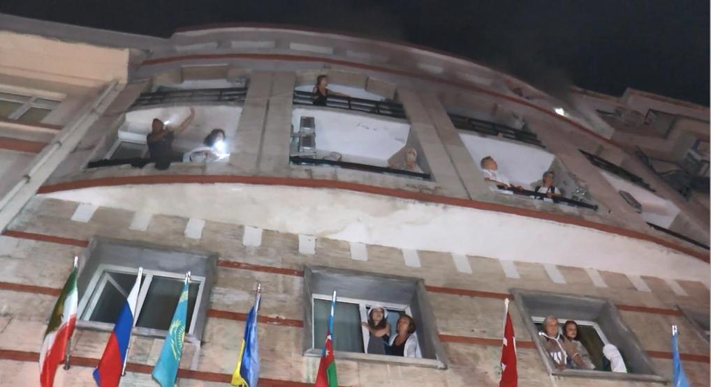 Fatihte 5 katlı otelde yangın paniği: 40 kişi tahliye edildi