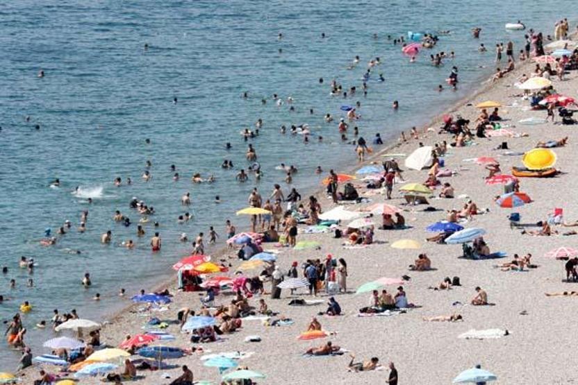 Sıcaktan bunalanlar Konyaaltı Sahilini doldurdu