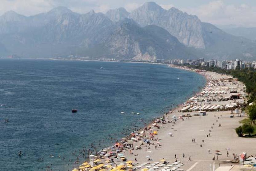 Sıcaktan bunalanlar Konyaaltı Sahilini doldurdu
