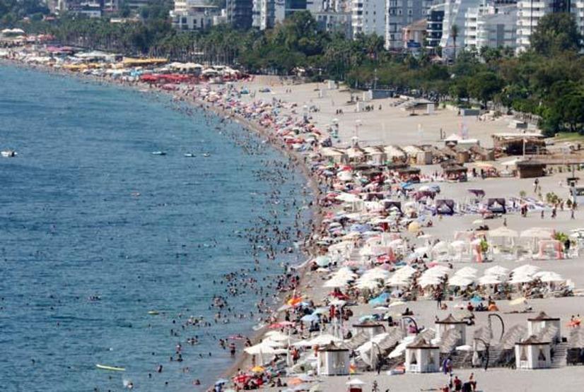 Sıcaktan bunalanlar Konyaaltı Sahilini doldurdu