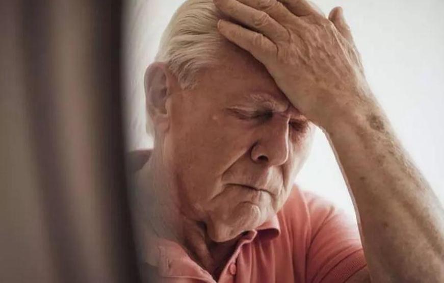 İşitme azlığı ve çınlamaya dikkat Yaşlılarda demans riskini artırabilir