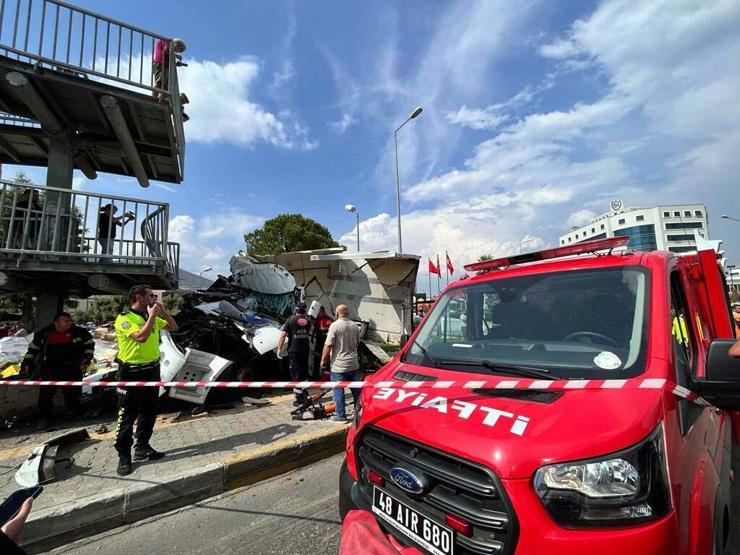 Milas’ta üst geçidin ayağına çarpan TIR’ın sürücüsü öldü