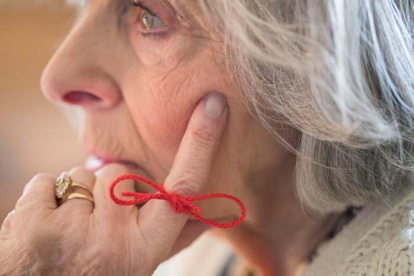 Alzheimerın ilk sinyallerinden biri Uzman isim Alzheimer hastalığının belirtilerini tek tek anlattı